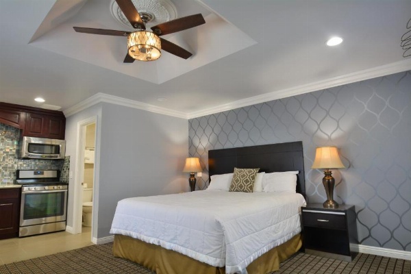 Crystal Lodge Motel image 50