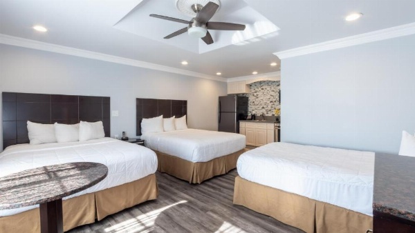 Crystal Lodge Motel image 51